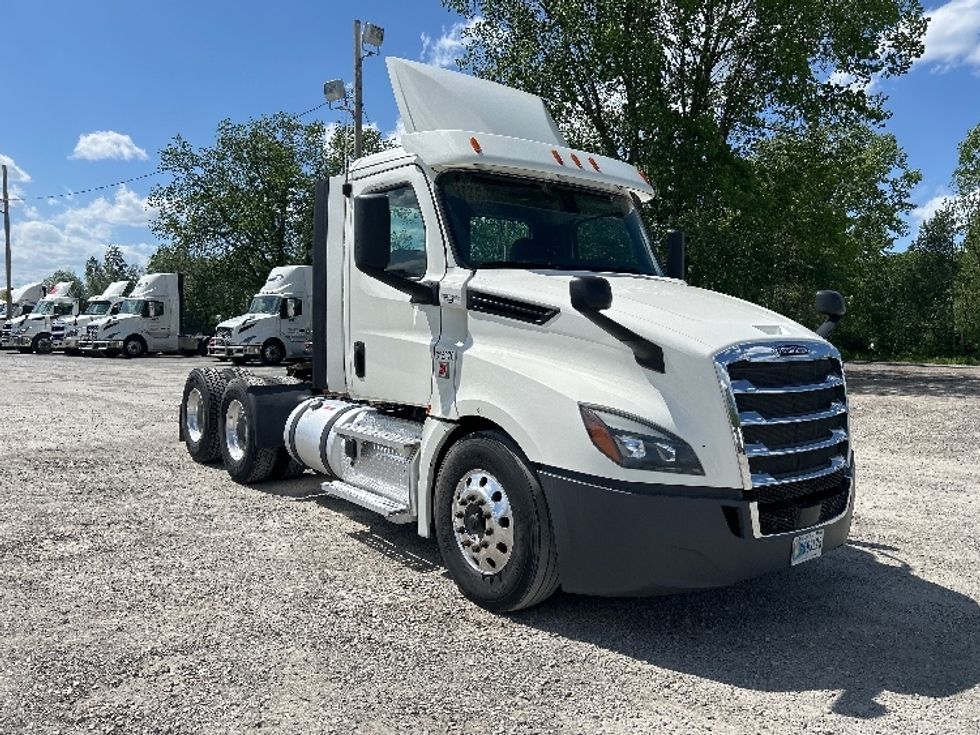 Day Cab Tractor-Heavy Duty Tractors-Freightliner-2018-T12664ST-Albany-NY-427,688\n\t\tmiles-$ 43,750 - Image 2