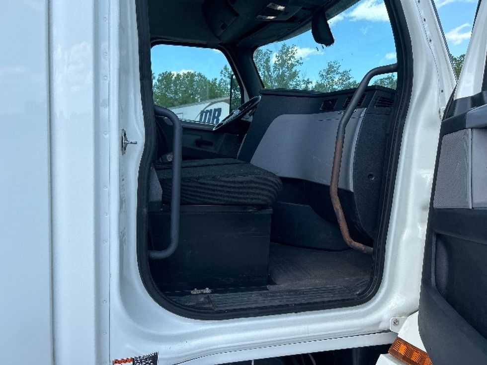 Day Cab Tractor-Heavy Duty Tractors-Freightliner-2018-T12664ST-Albany-NY-427,688\n\t\tmiles-$ 43,750 - Image 7