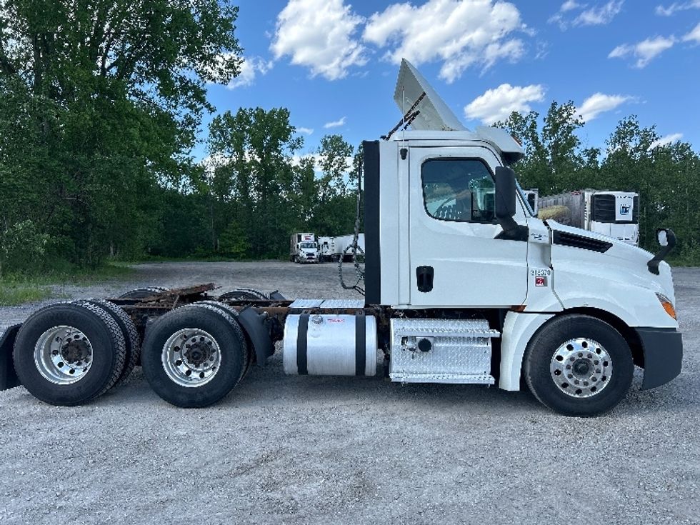 Day Cab Tractor-Heavy Duty Tractors-Freightliner-2018-T12664ST-Albany-NY-427,688\n\t\tmiles-$ 43,750 - Image 8