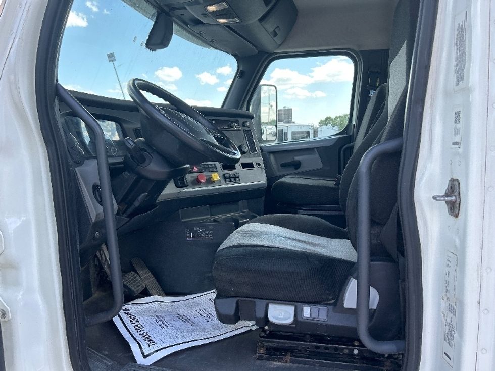 Day Cab Tractor-Heavy Duty Tractors-Freightliner-2018-T12664ST-Albany-NY-427,688\n\t\tmiles-$ 43,750 - Image 9