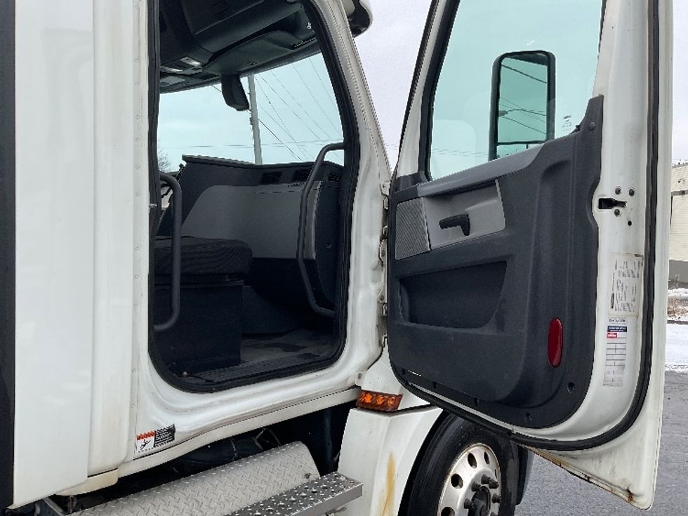 Day Cab Tractor-Heavy Duty Tractors-Freightliner-2018-T12664ST-Albany-NY-492,998\n\t\tmiles-$ 39,250 - Image 11