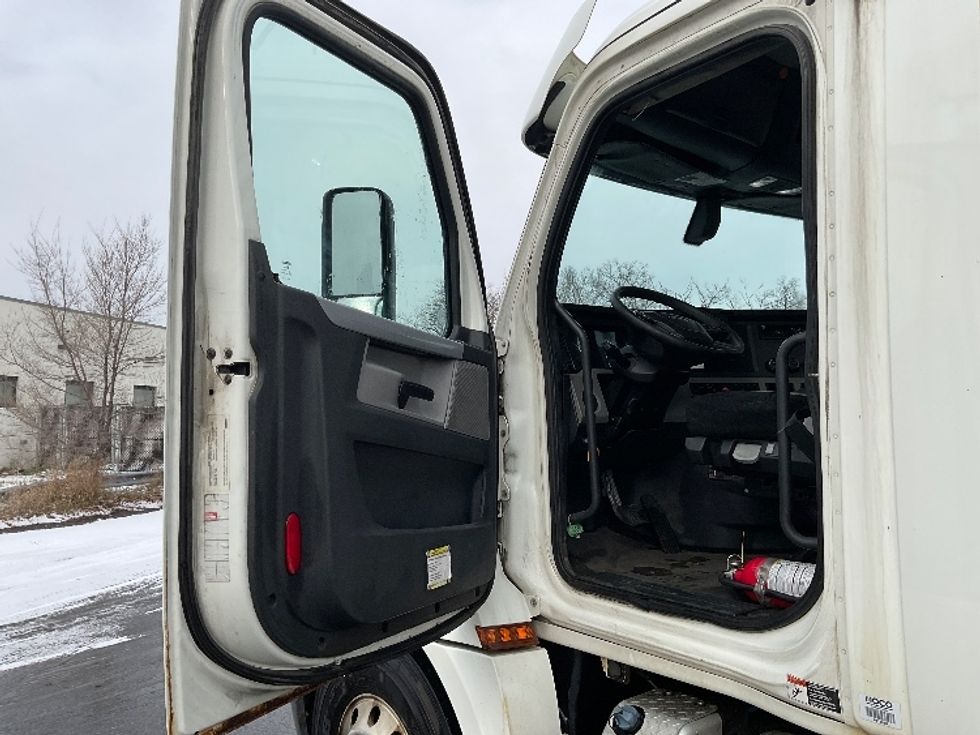 Day Cab Tractor-Heavy Duty Tractors-Freightliner-2018-T12664ST-Albany-NY-492,998\n\t\tmiles-$ 39,250 - Image 5