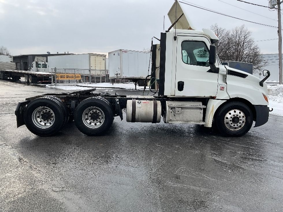 Day Cab Tractor-Heavy Duty Tractors-Freightliner-2018-T12664ST-Albany-NY-492,998\n\t\tmiles-$ 39,250 - Image 8