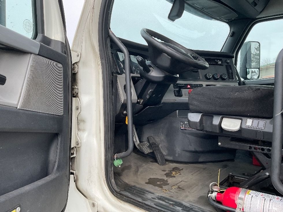 Day Cab Tractor-Heavy Duty Tractors-Freightliner-2018-T12664ST-Albany-NY-492,998\n\t\tmiles-$ 39,250 - Image 9