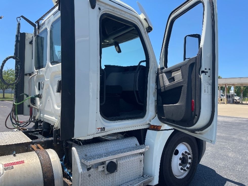 Day Cab Tractor-Heavy Duty Tractors-Freightliner-2018-T12664ST-Allen Park-MI-160,669\n\t\tmiles-$ 45,000 - Image 12