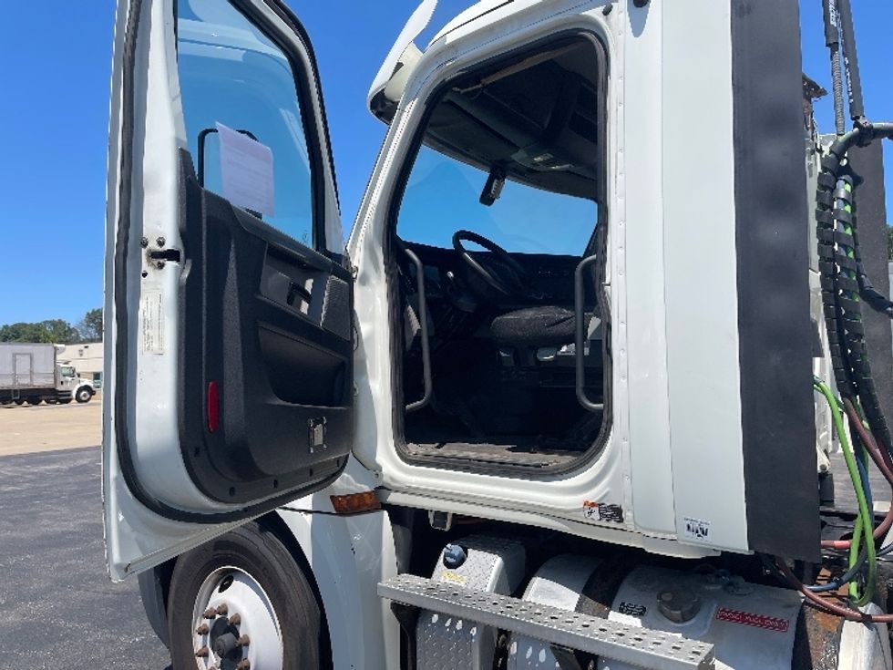 Day Cab Tractor-Heavy Duty Tractors-Freightliner-2018-T12664ST-Allen Park-MI-160,669\n\t\tmiles-$ 45,000 - Image 9