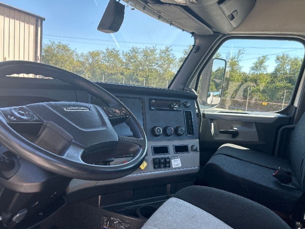 Day Cab Tractor-Heavy Duty Tractors-Freightliner-2018-T12664ST-Anderson-SC-363,119\n\t\tmiles-$ 46,000 - Image 10