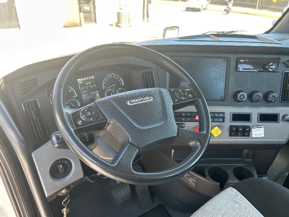 Day Cab Tractor-Heavy Duty Tractors-Freightliner-2018-T12664ST-Anderson-SC-363,119\n\t\tmiles-$ 46,000 - Image 11