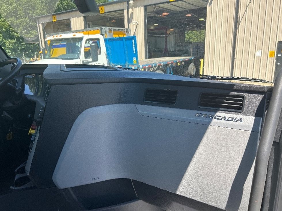 Day Cab Tractor-Heavy Duty Tractors-Freightliner-2018-T12664ST-Anderson-SC-363,119\n\t\tmiles-$ 46,000 - Image 13