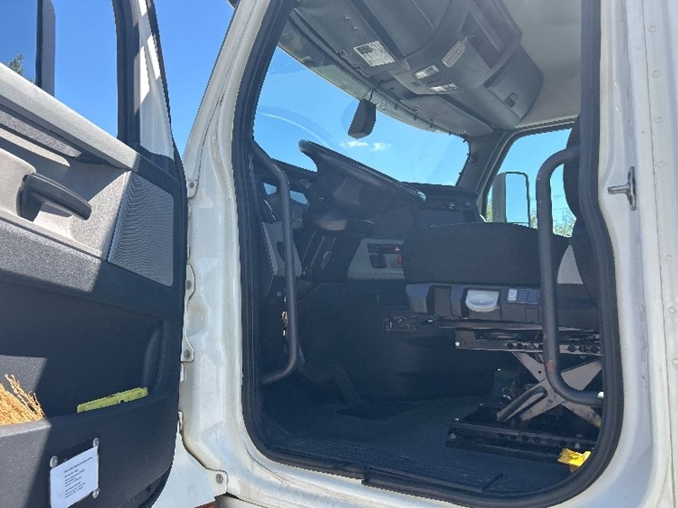 Day Cab Tractor-Heavy Duty Tractors-Freightliner-2018-T12664ST-Anderson-SC-363,119\n\t\tmiles-$ 46,000 - Image 9
