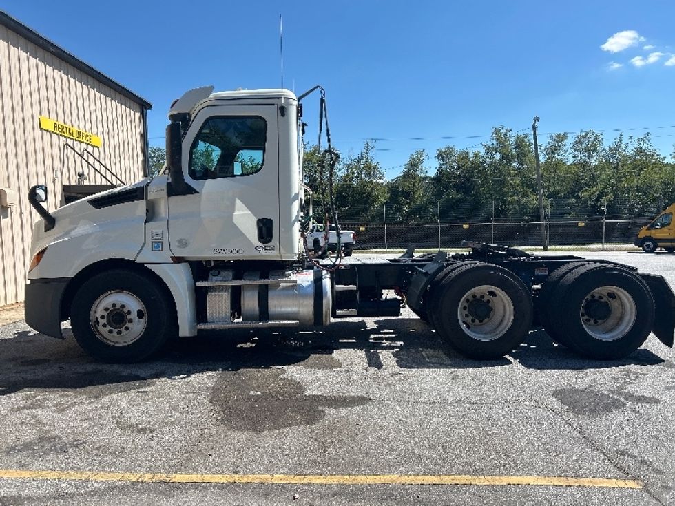 Day Cab Tractor-Heavy Duty Tractors-Freightliner-2018-T12664ST-Anderson-SC-504,956\n\t\tmiles-$ 39,000 - Image 4