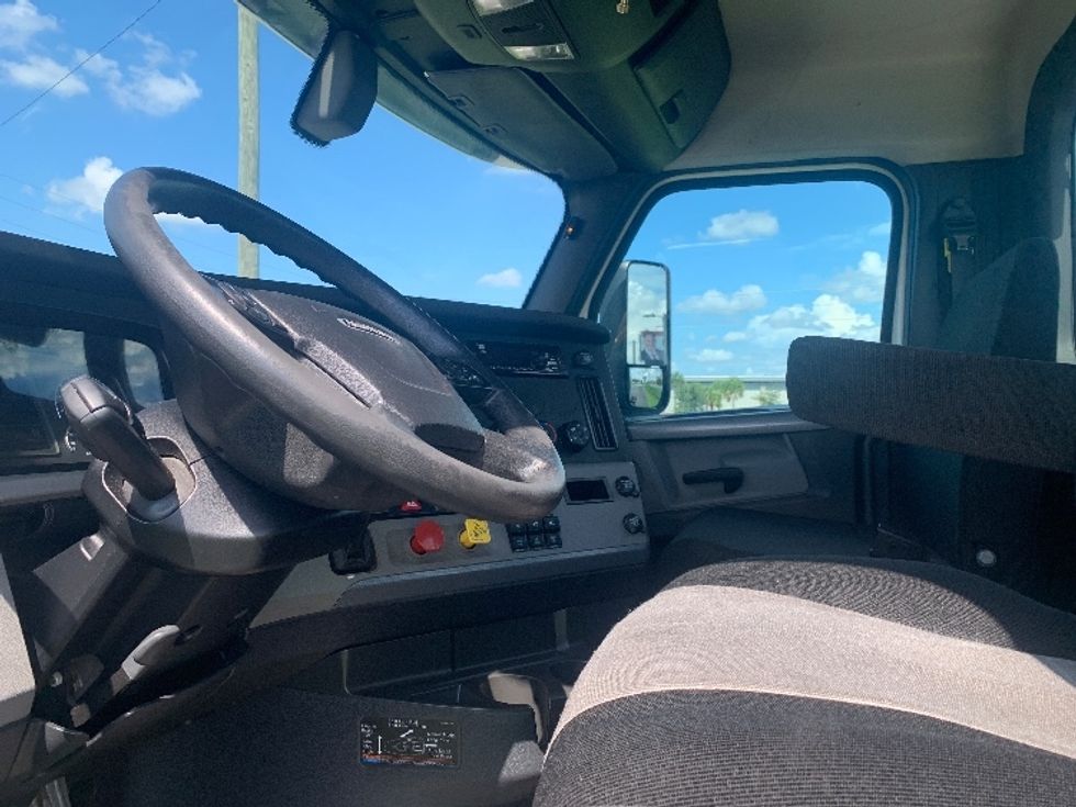 Day Cab Tractor-Heavy Duty Tractors-Freightliner-2018-T12664ST-Apopka-FL-271,473\n\t\tmiles-$ 58,250 - Image 10