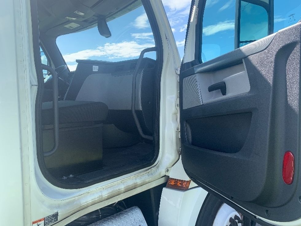 Day Cab Tractor-Heavy Duty Tractors-Freightliner-2018-T12664ST-Apopka-FL-271,473\n\t\tmiles-$ 58,250 - Image 12