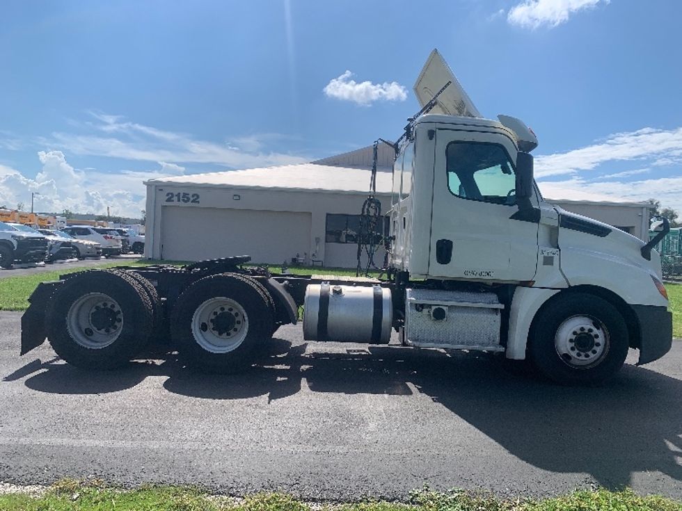 Day Cab Tractor-Heavy Duty Tractors-Freightliner-2018-T12664ST-Apopka-FL-271,473\n\t\tmiles-$ 58,250 - Image 8