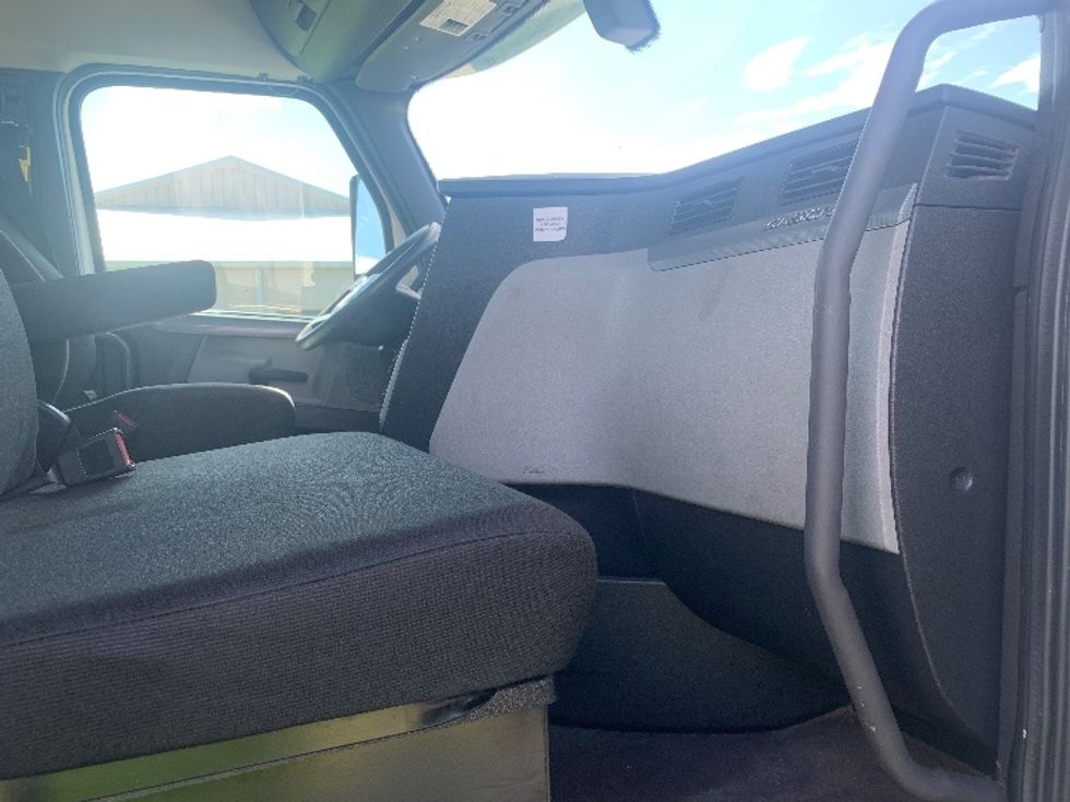 Day Cab Tractor-Heavy Duty Tractors-Freightliner-2018-T12664ST-Apopka-FL-271,473\n\t\tmiles-$ 58,250 - Image 9