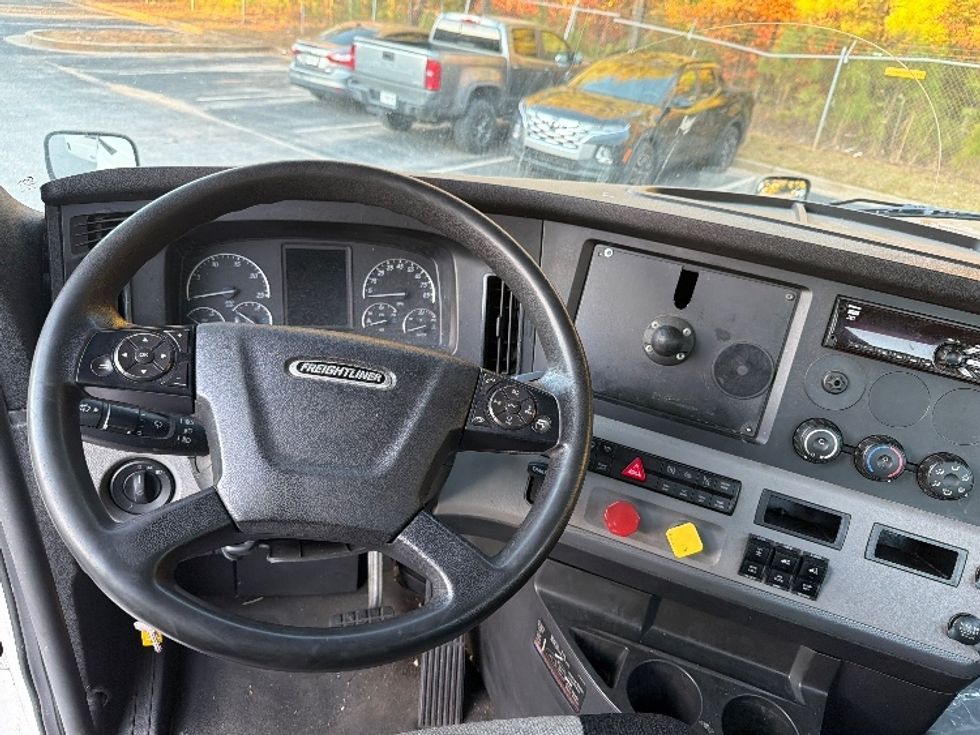 Day Cab Tractor-Heavy Duty Tractors-Freightliner-2018-T12664ST-Atlanta-GA-443,097\n\t\tmiles-$ 40,000 - Image 11