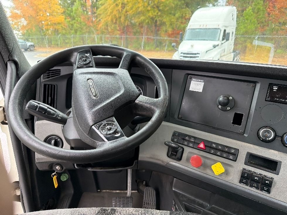 Day Cab Tractor-Heavy Duty Tractors-Freightliner-2018-T12664ST-Atlanta-GA-497,518\n\t\tmiles-$ 37,250 - Image 11