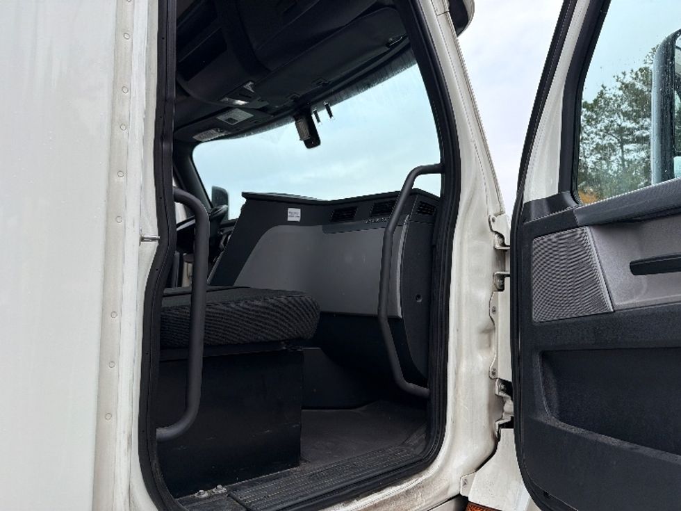 Day Cab Tractor-Heavy Duty Tractors-Freightliner-2018-T12664ST-Atlanta-GA-497,518\n\t\tmiles-$ 37,250 - Image 12