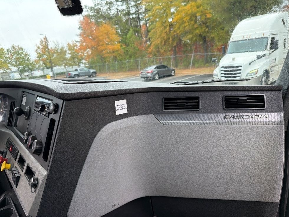 Day Cab Tractor-Heavy Duty Tractors-Freightliner-2018-T12664ST-Atlanta-GA-497,518\n\t\tmiles-$ 37,250 - Image 13