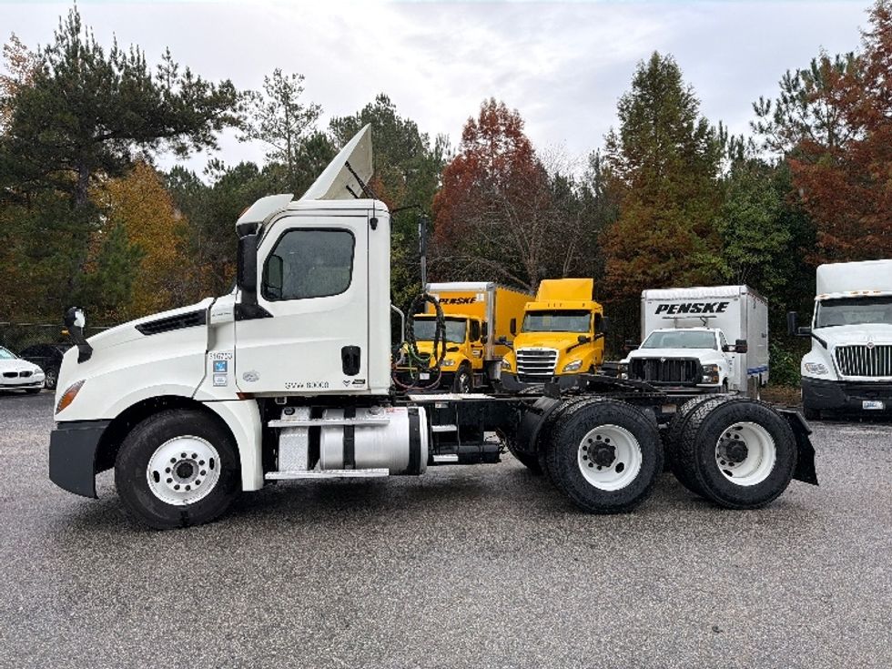 Day Cab Tractor-Heavy Duty Tractors-Freightliner-2018-T12664ST-Atlanta-GA-497,518\n\t\tmiles-$ 37,250 - Image 4