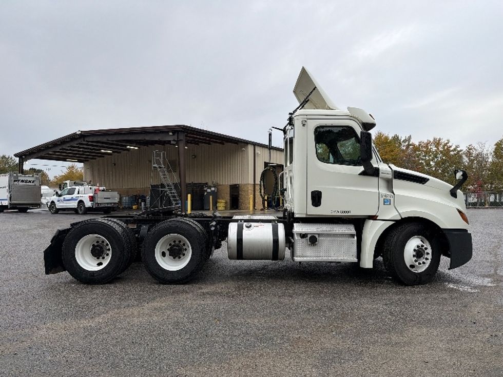Day Cab Tractor-Heavy Duty Tractors-Freightliner-2018-T12664ST-Atlanta-GA-497,518\n\t\tmiles-$ 37,250 - Image 8
