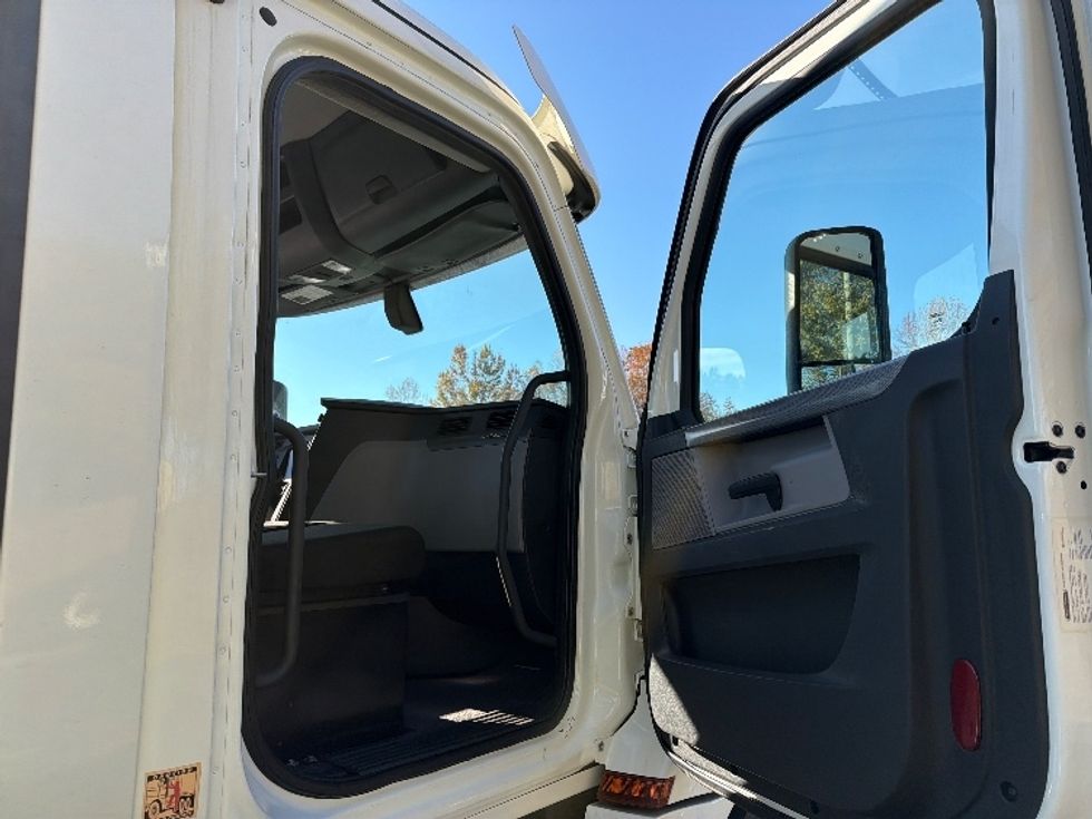 Day Cab Tractor-Heavy Duty Tractors-Freightliner-2018-T12664ST-Atlanta-GA-503,273\n\t\tmiles-$ 37,000 - Image 12