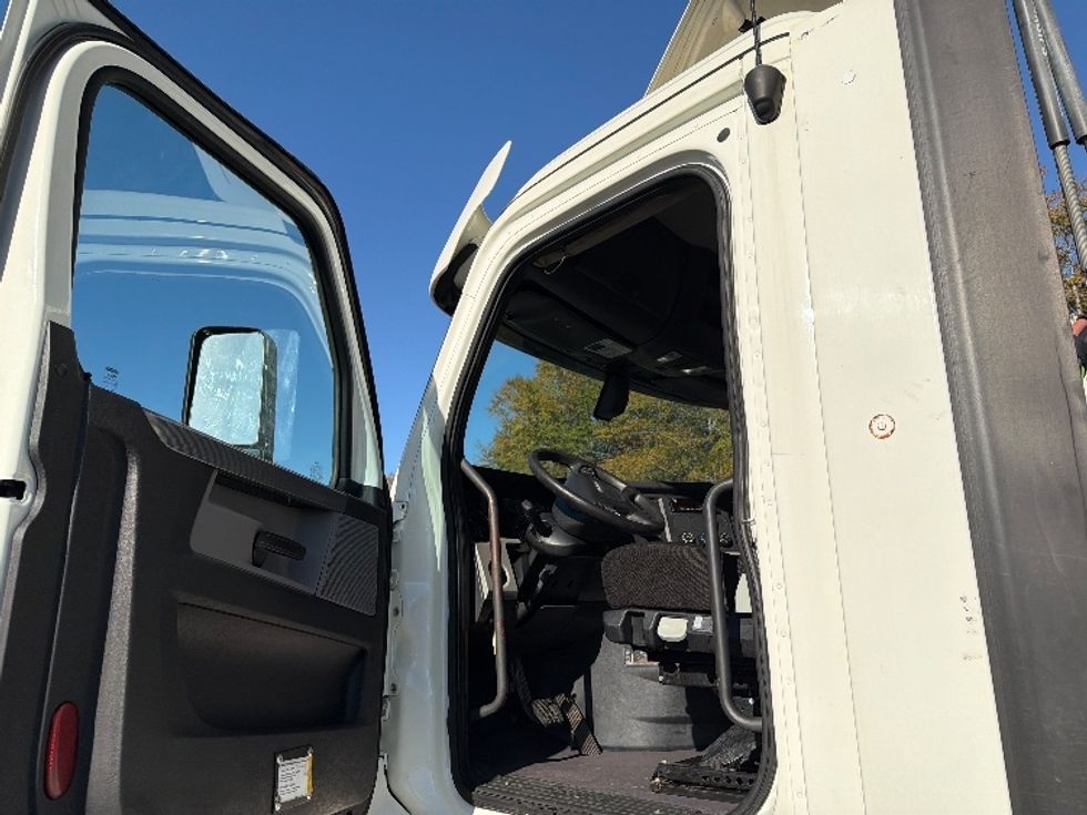 Day Cab Tractor-Heavy Duty Tractors-Freightliner-2018-T12664ST-Atlanta-GA-503,273\n\t\tmiles-$ 37,000 - Image 9