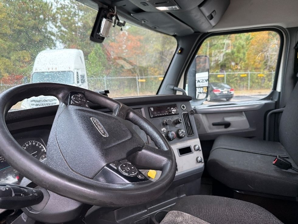 Day Cab Tractor-Heavy Duty Tractors-Freightliner-2018-T12664ST-Atlanta-GA-550,663\n\t\tmiles-$ 34,500 - Image 10