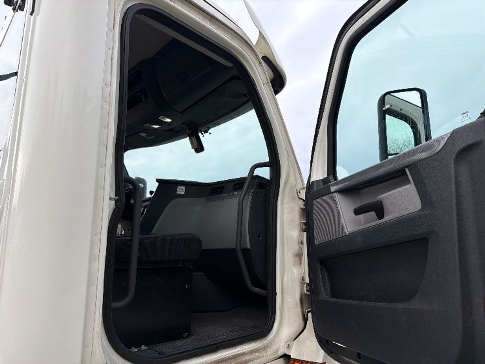 Day Cab Tractor-Heavy Duty Tractors-Freightliner-2018-T12664ST-Atlanta-GA-550,663\n\t\tmiles-$ 34,500 - Image 12
