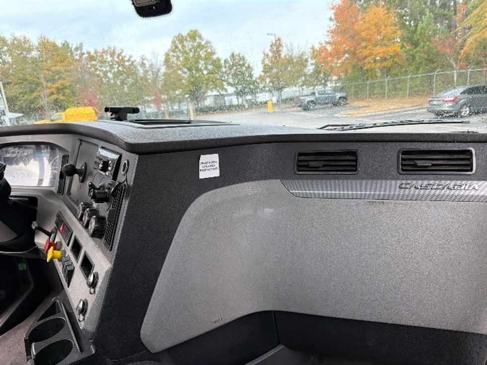 Day Cab Tractor-Heavy Duty Tractors-Freightliner-2018-T12664ST-Atlanta-GA-550,663\n\t\tmiles-$ 34,500 - Image 13