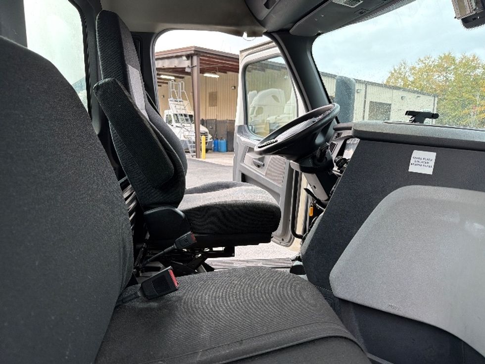 Day Cab Tractor-Heavy Duty Tractors-Freightliner-2018-T12664ST-Atlanta-GA-550,663\n\t\tmiles-$ 34,500 - Image 14