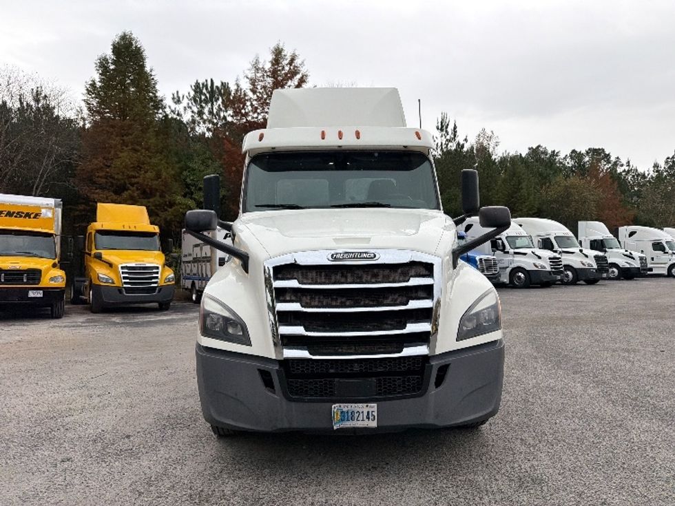 Day Cab Tractor-Heavy Duty Tractors-Freightliner-2018-T12664ST-Atlanta-GA-550,663\n\t\tmiles-$ 34,500 - Image 2