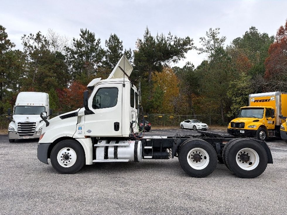 Day Cab Tractor-Heavy Duty Tractors-Freightliner-2018-T12664ST-Atlanta-GA-550,663\n\t\tmiles-$ 34,500 - Image 4