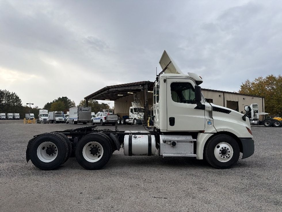 Day Cab Tractor-Heavy Duty Tractors-Freightliner-2018-T12664ST-Atlanta-GA-550,663\n\t\tmiles-$ 34,500 - Image 8