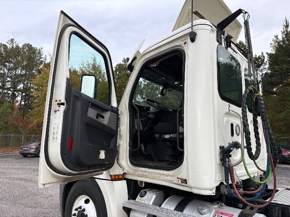 Day Cab Tractor-Heavy Duty Tractors-Freightliner-2018-T12664ST-Atlanta-GA-550,663\n\t\tmiles-$ 34,500 - Image 9