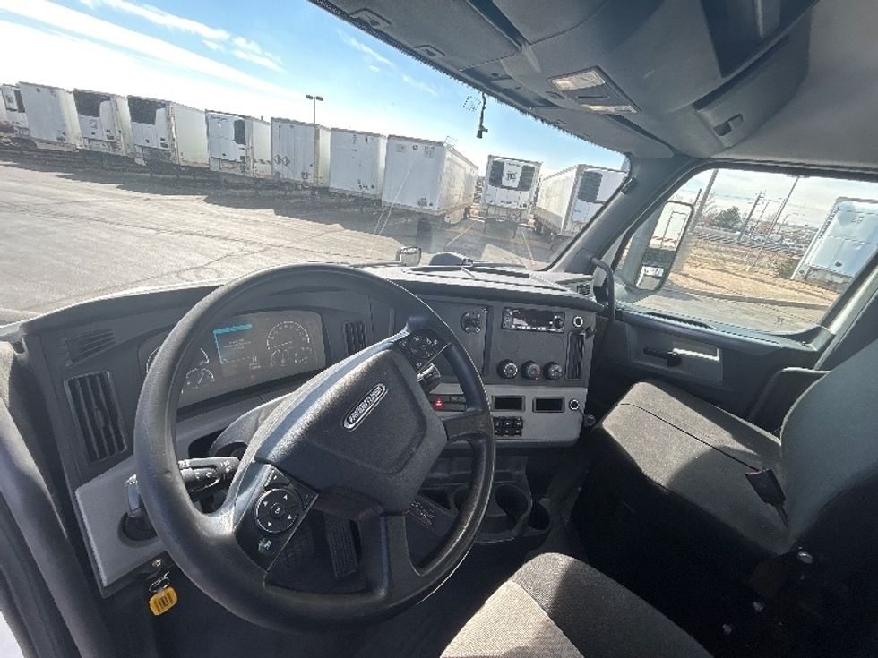 2018 Freightliner Cascadia 126" Day cab photo 10
