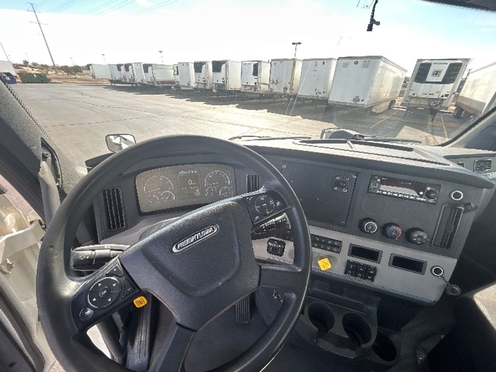 2018 Freightliner Cascadia 126" Day cab photo 11