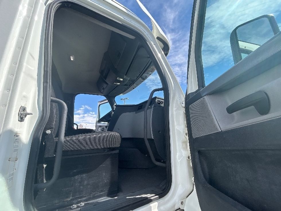 2018 Freightliner Cascadia 126" Day cab photo 12