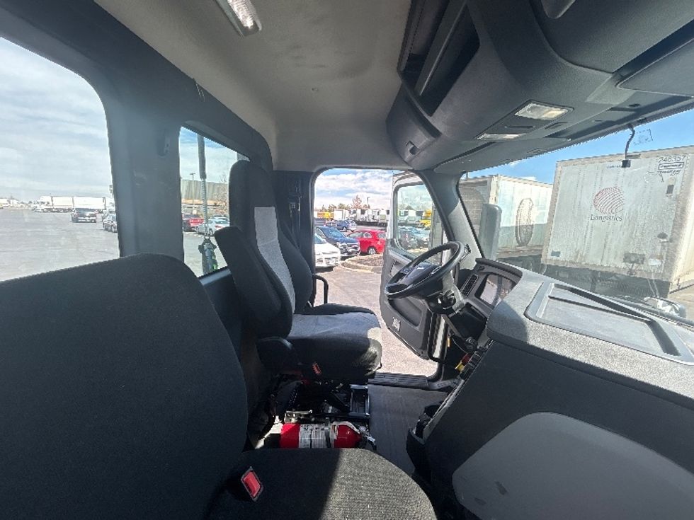2018 Freightliner Cascadia 126" Day cab photo 14