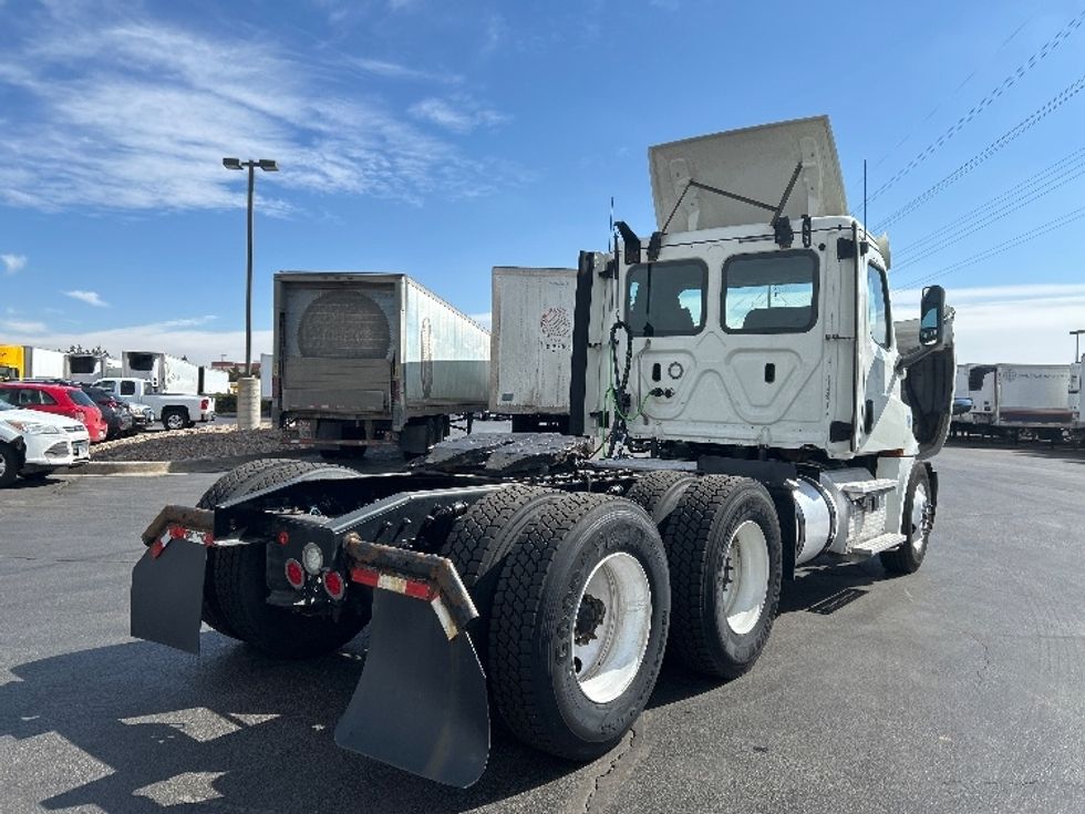 2018 Freightliner Cascadia 126" Day cab photo 18