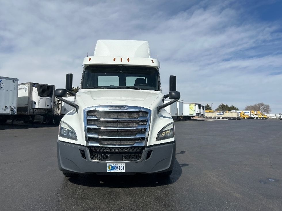 2018 Freightliner Cascadia 126" Day cab photo 2