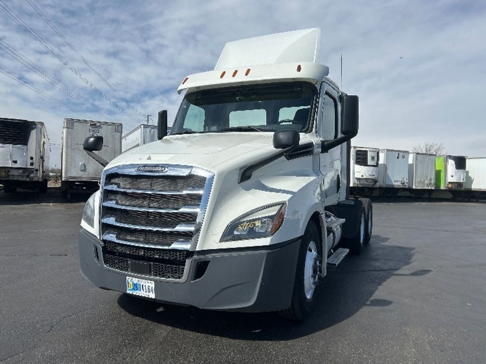 2018 Freightliner Cascadia 126" Day cab photo 3