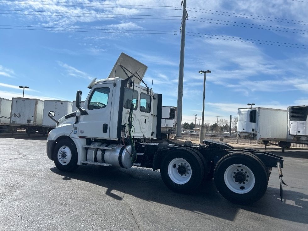 2018 Freightliner Cascadia 126" Day cab photo 5