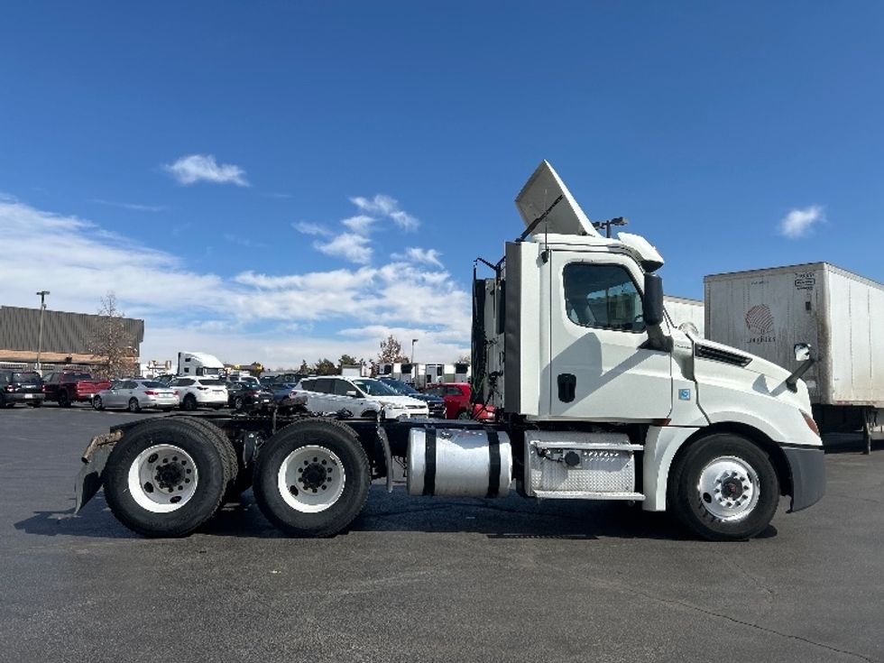 2018 Freightliner Cascadia 126" Day cab photo 8
