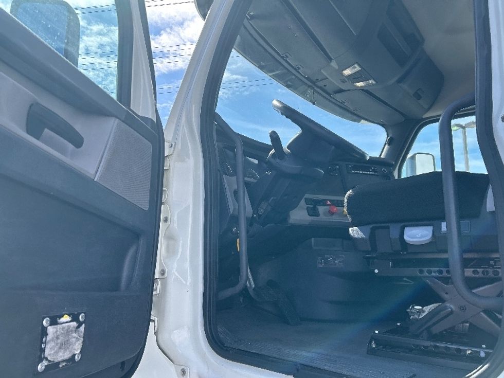 2018 Freightliner Cascadia 126" Day cab photo 9
