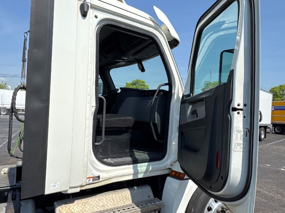 Day Cab Tractor-Heavy Duty Tractors-Freightliner-2018-T12664ST-Baltimore-MD-628,812\n\t\tmiles-$ 29,500 - Image 12