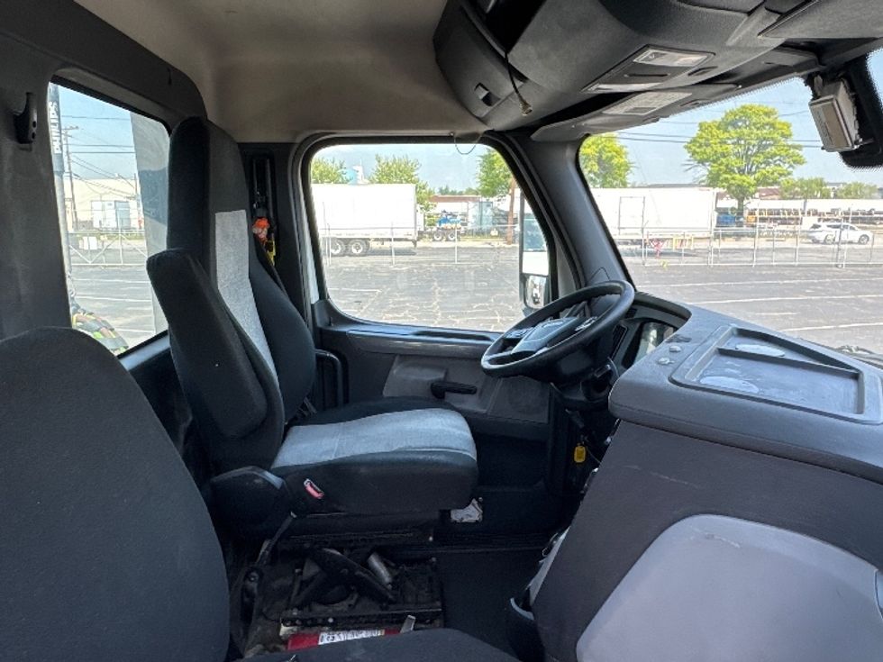 Day Cab Tractor-Heavy Duty Tractors-Freightliner-2018-T12664ST-Baltimore-MD-628,812\n\t\tmiles-$ 29,500 - Image 14