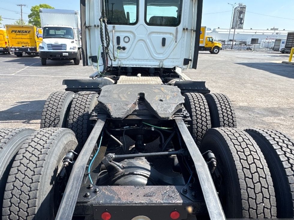 Day Cab Tractor-Heavy Duty Tractors-Freightliner-2018-T12664ST-Baltimore-MD-628,812\n\t\tmiles-$ 29,500 - Image 6