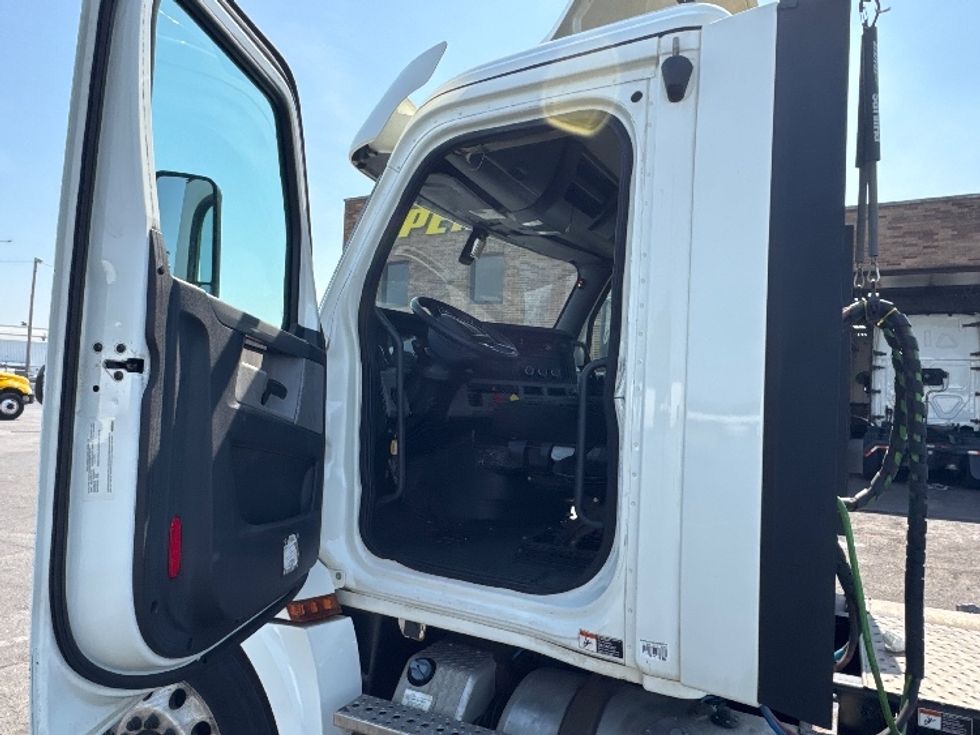 Day Cab Tractor-Heavy Duty Tractors-Freightliner-2018-T12664ST-Baltimore-MD-628,812\n\t\tmiles-$ 29,500 - Image 9