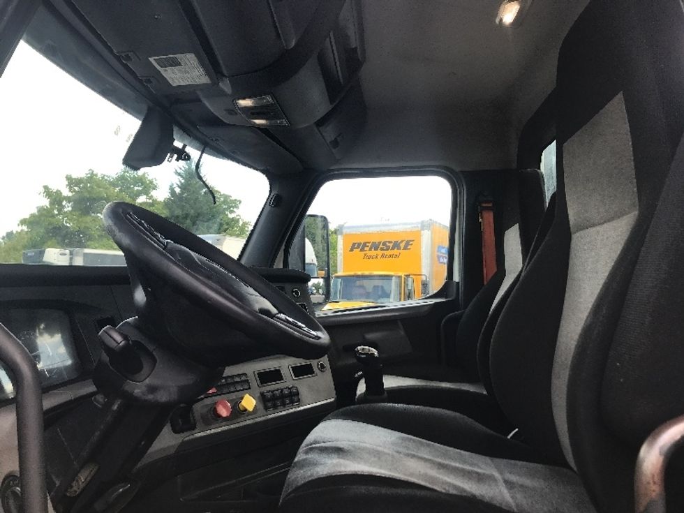 Day Cab Tractor-Heavy Duty Tractors-Freightliner-2018-T12664ST-Baltimore-MD-679,238\n\t\tmiles-$ 27,500 - Image 8